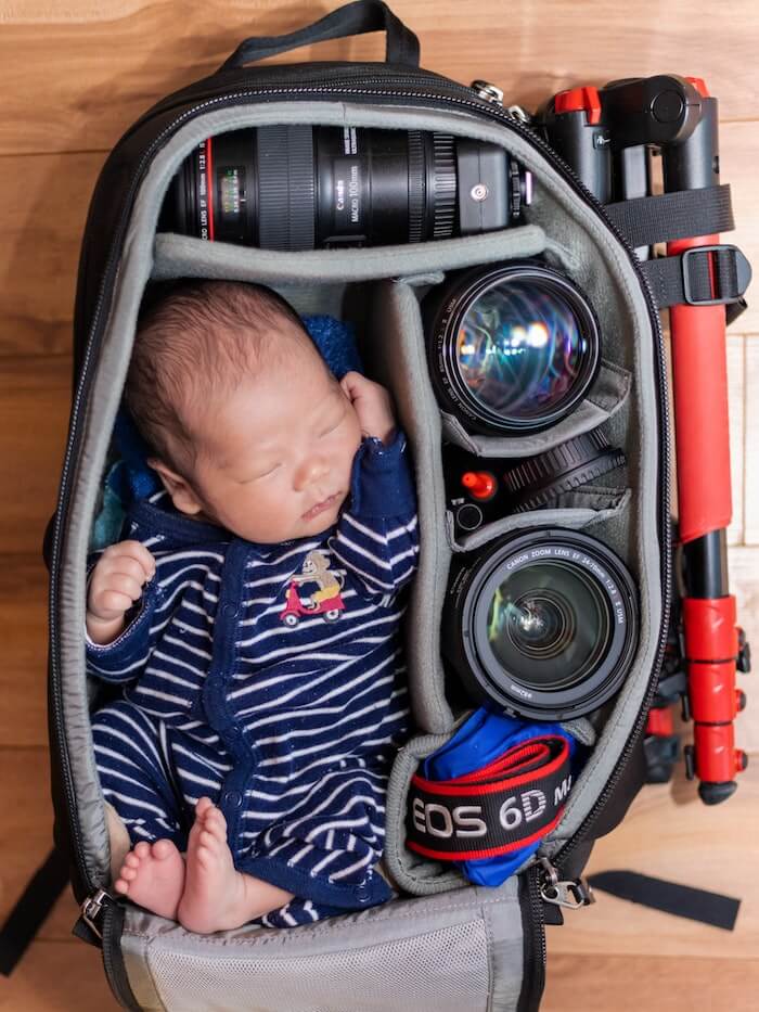 Bébé endormi dans un sac d'appareil photo